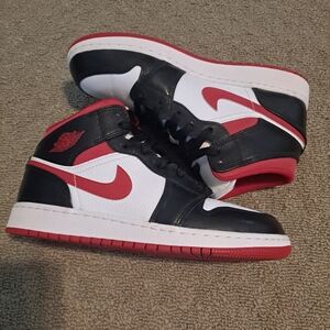Nike Air Jordan 1 Shoes in Black/White/Gym Red Authentic